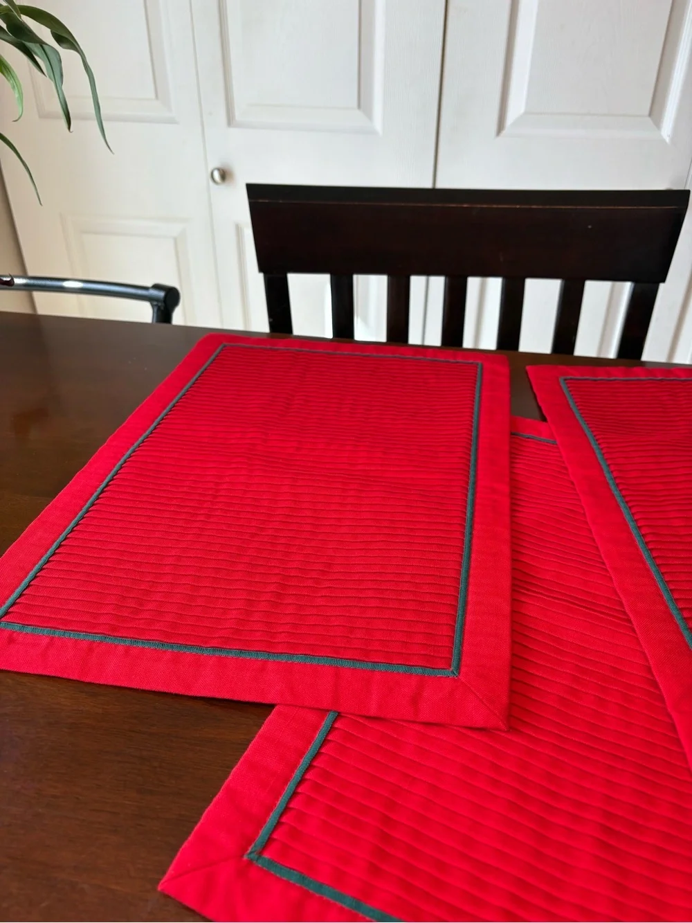 VTG Christmas Holiday Red Pleated Fabric Placemat Dark Green Border Festive 4pcs